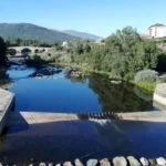 Fotografía de trabajos hidráulicos en el cauce del río Tormes, con actuaciones de mejora y contención en El Barco de Ávila.