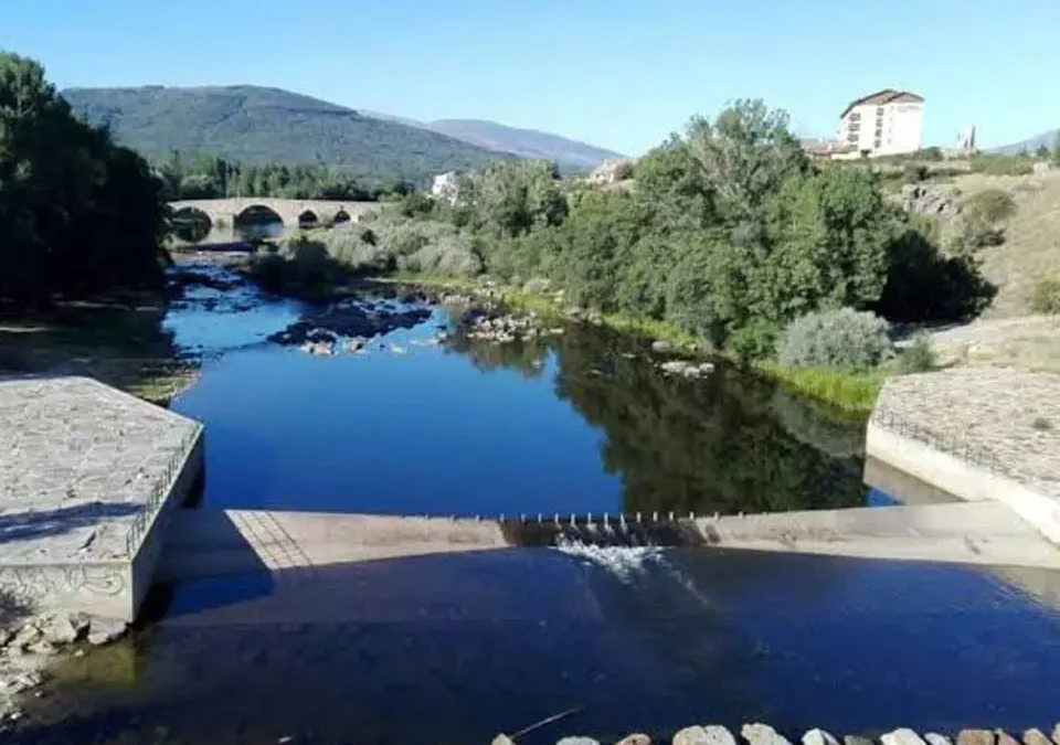 Fotografía de trabajos hidráulicos en el cauce del río Tormes, con actuaciones de mejora y contención en El Barco de Ávila.