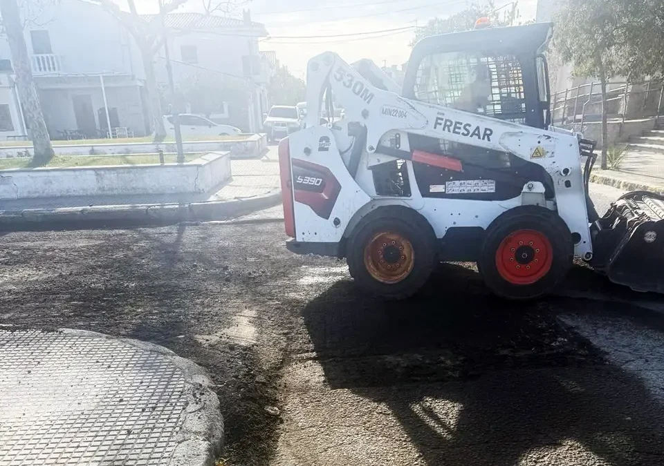 Imagen de obras de pavimentación con aglomerado asfáltico en Miramontes, Cáceres, ejecutadas por Blázquez Martín.