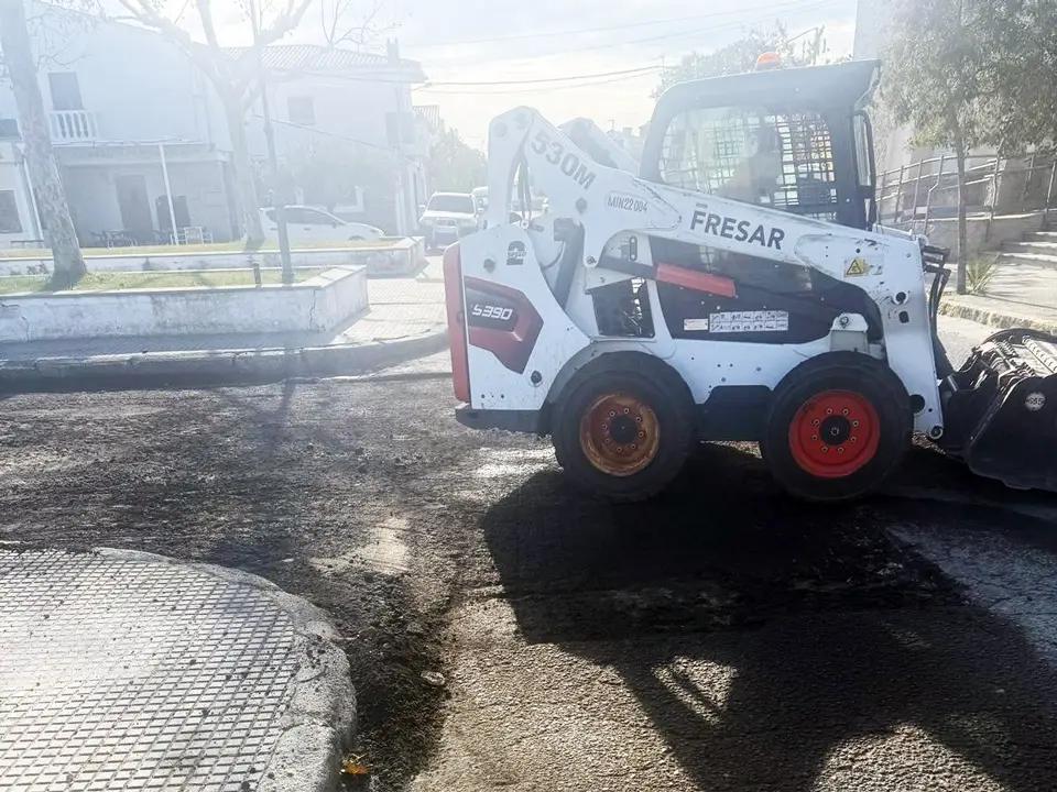 Imagen de obras de pavimentación con aglomerado asfáltico en Miramontes, Cáceres, ejecutadas por Blázquez Martín.