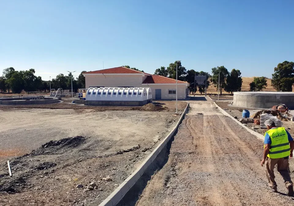Fotografía de la estación depuradora de aguas residuales y colectores principales en Berlanga, Badajoz.