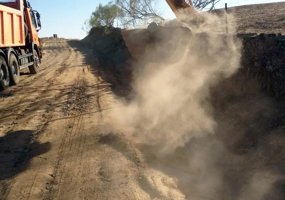 Fotografía de la construcción del nuevo viaducto de acceso a Herrera del Duque, con estructura de hormigón pretensado.