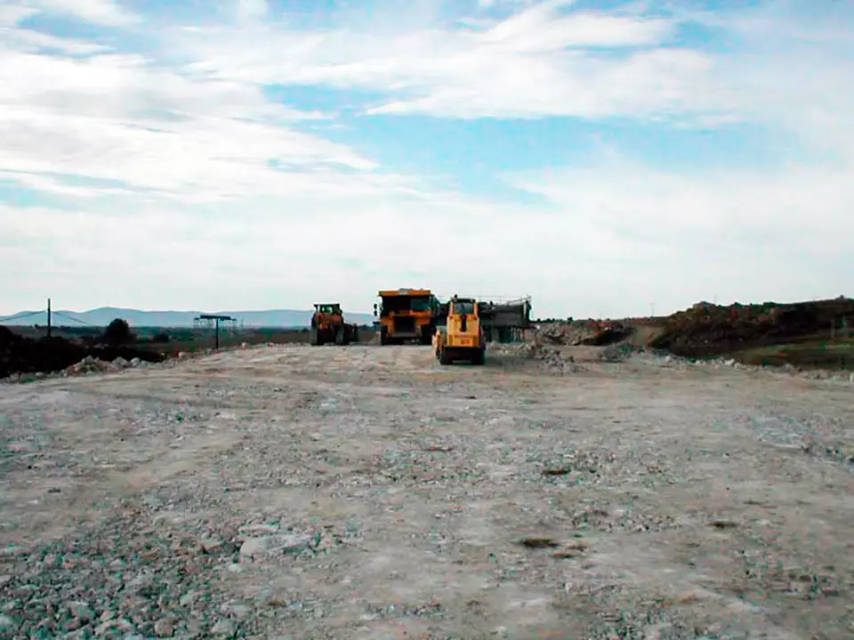 Imagen de los trabajos de adecuación y sellado del vaso de vertedero de residuos urbanos en Badajoz.