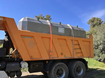 Camión cuba para riego de obra y control de polvo en explanaciones. Maquinaria con operador cualificado y mantenimiento al día.
