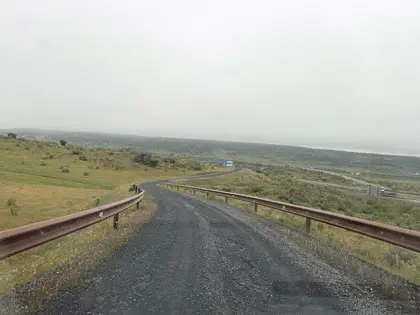 Perfilado del camino y mejora del drenaje lateral para evacuar escorrentias. Mejora la transitabilidad y el drenaje del camino.
