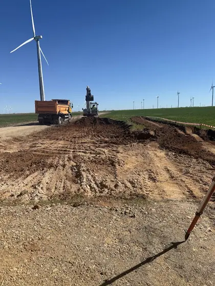 Rasanteo del camino paralelo a linea de aerogeneradores.