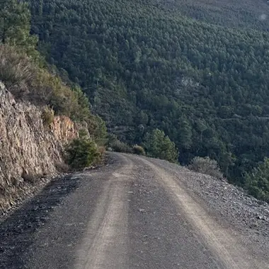 Conservacion de camino en zona de montana con saneo de cunetas.
