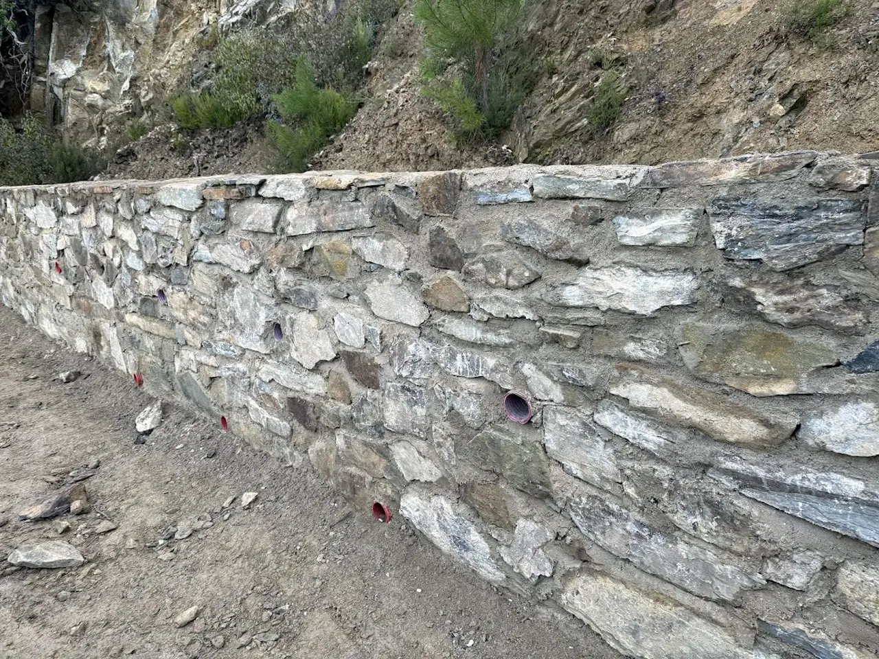 Muro de mamposteria de piedra para contencion de talud en margen de camino Trabajo realizado conforme a buenas prácticas y plan de calidad.