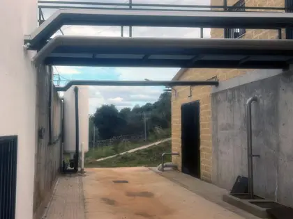 Vista del acceso a las instalaciones industriales de la planta depuradora. Cumple normativa hidráulica y criterios de calidad del agua.